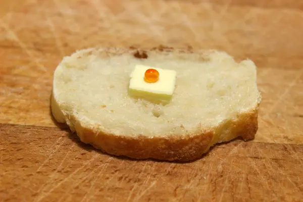 バターの小片とキャビアの 1 つの穀物だけでなくお金が貧しい人々 のためのサンドイッチ — ストック写真