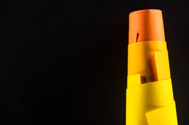 renkli siyah arka plan için izole kağıtları haddelenmiş