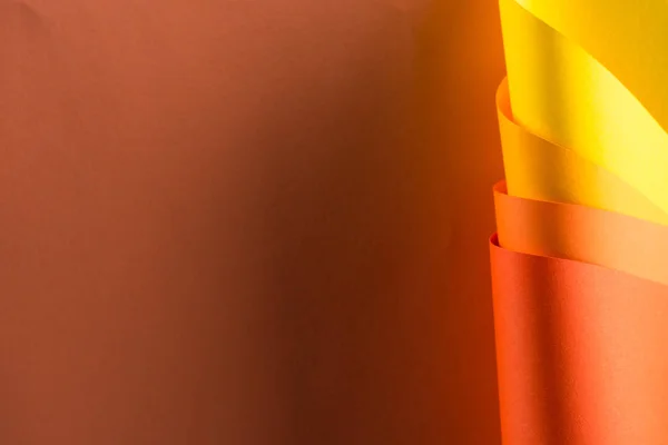 Walcowane Kolorowe Papiery Brązowym Tle — Darmowe zdjęcie stockowe