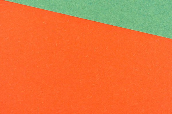 крупным планом слои оранжевой и зеленой бумаги для фона

