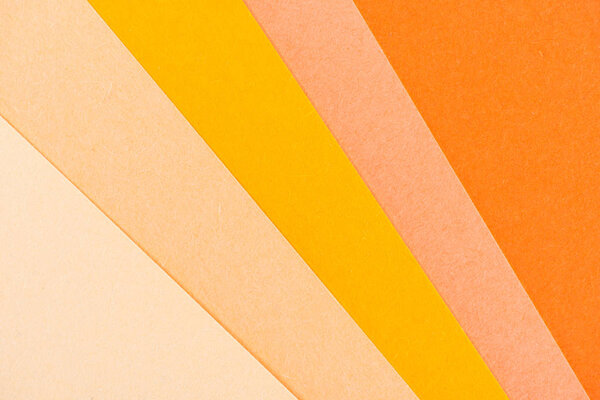 Крупный план оранжевых оттенков слоев бумаги для фона
