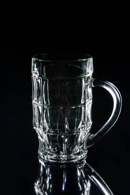 bir bira cam yüzey yansıtan siyah