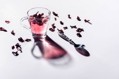 cam fincan hibiscus çay kaşık ile ve dağınık çay tablo