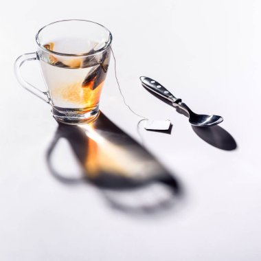 cam fincan siyah çay ve tablo kaşık