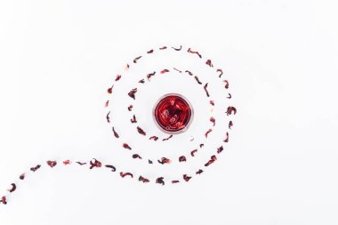 ebegümeci çayı üzerinde beyaz izole spiral ile Kupası Üstten Görünüm