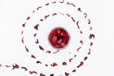 ebegümeci çayı üzerinde beyaz izole spiral ile Kupası Üstten Görünüm