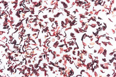 dağınık kurutulmuş hibiscus çay beyaz izole Üstten Görünüm