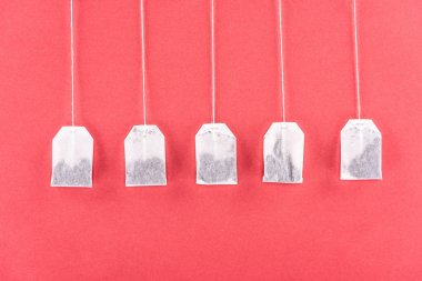 Beş kullanılmayan çay poşetleri ve kırmızı izole Üstten Görünüm
