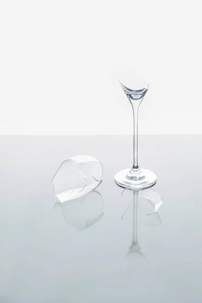 Bicchiere Vino Rotto Tavolo Riflettente Bianco — Foto stock gratuita