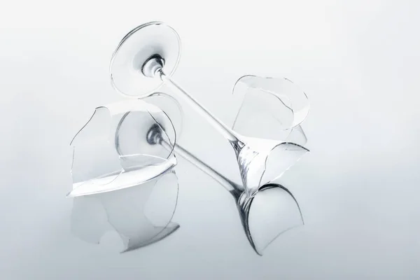 Broken Wineglass White Reflecting Surface — Stock Photo, Image