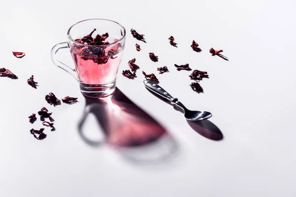 Glass Cup Hibiscus Tea Spoon Scattered Tea Table — Stock Photo, Image