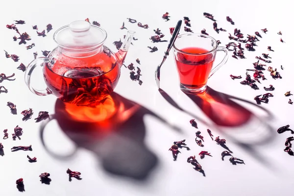 Vista Ángulo Alto Tetera Vidrio Con Hibisco Taza Con Cuchara — Foto de Stock