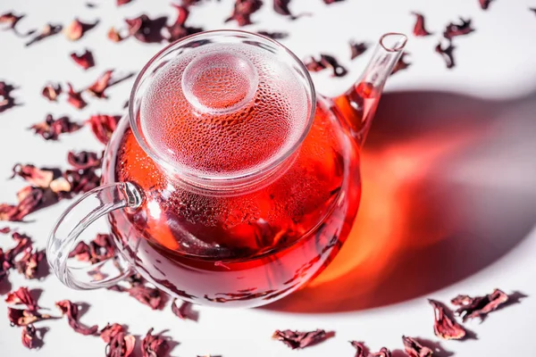 Théière Verre Transparent Avec Thé Hibiscus Thé Éparpillé Sur Table — Photo