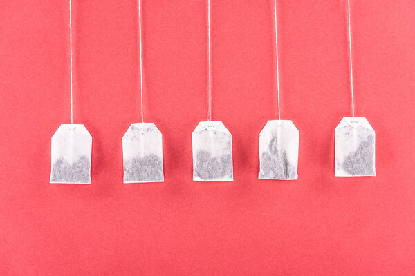 вид сверху на пять неиспользованных пакетиков, изолированных на красный
