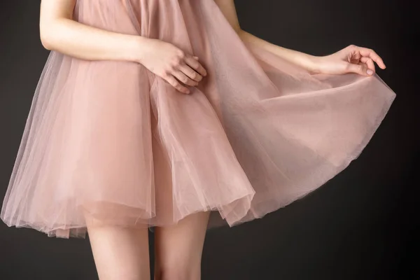 Обрізаний Вид Ніжної Дівчини Позує Рожевій Сукні Шифон Ізольований Сірому — стокове фото