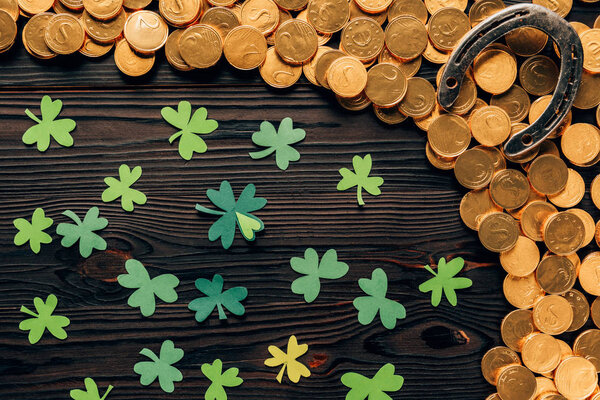 верхний вид трилистника, золотые монеты и подкова на деревянный стол, день святого Патрика
