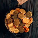 Draufsicht auf Topf mit Goldmünzen auf Holztisch, st patricks day concept
