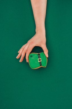 kadın holding çerez üzerinde yeşil, st izole şapka şeklinde görüntü kırpılmış patricks günü kavramı