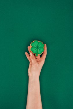 kadın holding çerez şeklinde yeşil, st izole shamrock Resim kırpılmış patricks günü kavramı