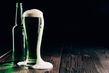cam ve yeşil bira köpük masada, st patricks günü kavramı