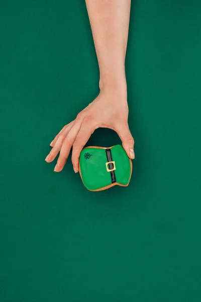Imagen Recortada Mujer Sosteniendo Galleta Forma Sombrero Aislado Verde Patricks —  Fotos de Stock
