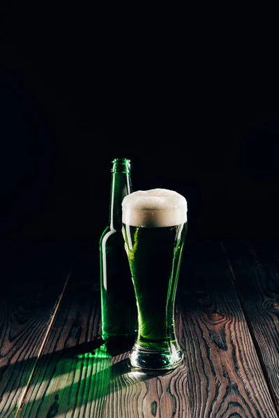 Svítící Sklenice Láhev Zelené Piva Dřevěný Stůl Patricks Day Koncept — Stock fotografie zdarma