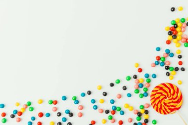 Düzenlenmiş lolipop ve üzerinde beyaz izole şekerler Üstten Görünüm