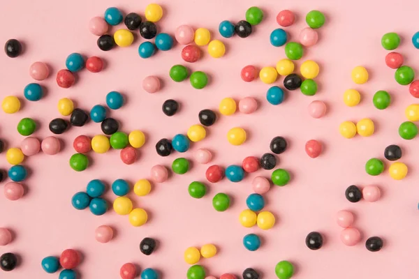 Nahaufnahme Verschiedener Bonbons Isoliert Auf Rosa — Stockfoto