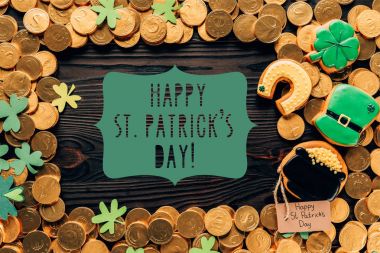 düz yatıyordu altın sikke, Festival çerezleri ve mutlu st patricks günü yazı ahşap yüzey üzerinde