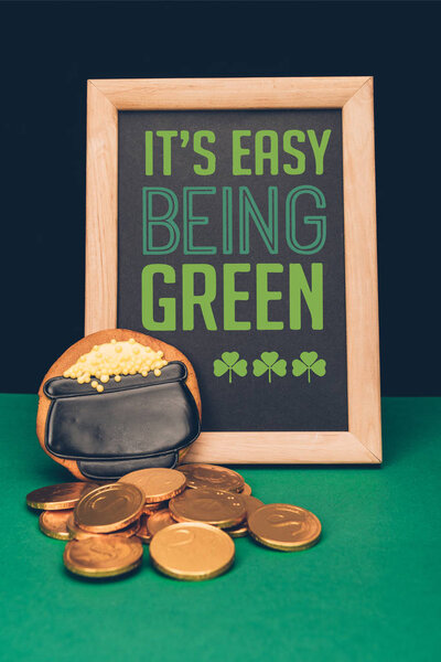 закрытый вид на праздничную кулинарию, золотые монеты и доску с ее легким зеленым напылением, концепция праздника Дня патриота
