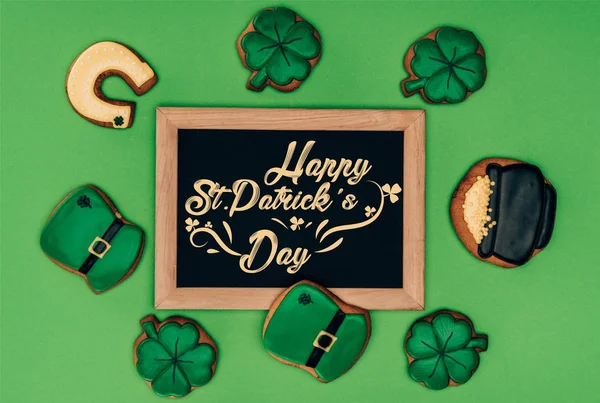 Ovanifrån Festliga Cookies Och Blackboard Med Happy Patricks Dag Bokstäver — Stockfoto