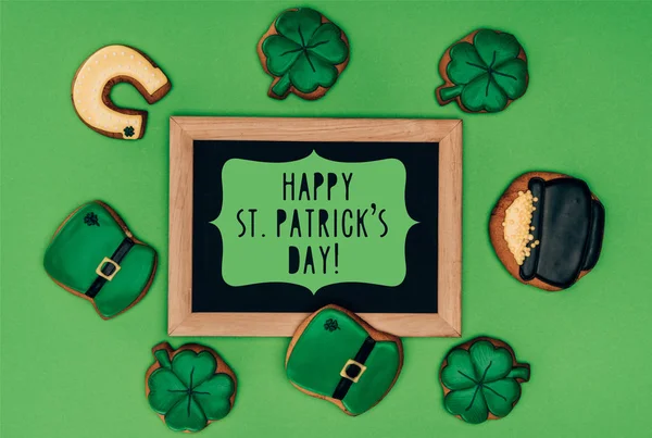 Widok Góry Świątecznych Ciastek Tablica Happy Patricks Day Literowanie Białym — Zdjęcie stockowe