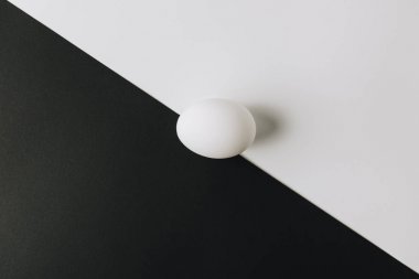 siyah ve beyaz arka plan ortasında döşeme beyaz yumurta 