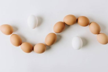 Beyaz ve kahverengi yumurta beyaz arka plan üzerinde döşeme