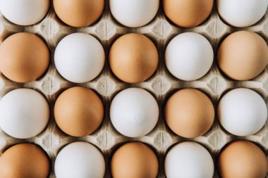 Beyaz ve kahverengi yumurta yumurta kartonu, tam kare çekim döşeme 