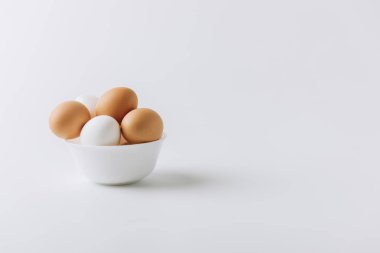  Beyaz ve kahverengi yumurta beyaz plaka üzerinde döşeme arka plan beyaz