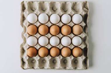 Beyaz ve kahverengi yumurta yumurta kartonu beyaz arka plan üzerinde döşeme 