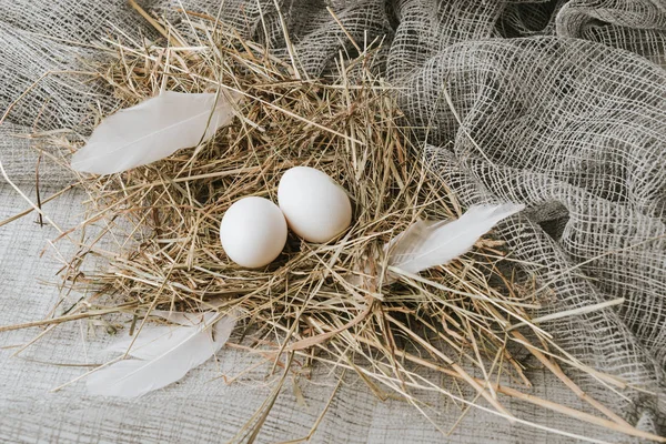 Vita Ägg Handpåläggning Halm Över Säckväv — Stockfoto