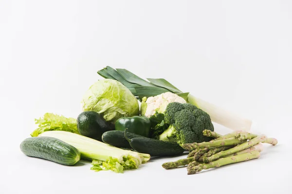 Olika Gröna Grönsaker Vit Bakgrund — Stockfoto
