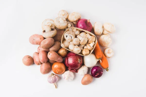 Montón Setas Colocadas Cesta Sobre Verduras Sobre Fondo Blanco —  Fotos de Stock