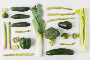 Sağlıklı kavramı ile oluşturma yeşil sebze ve beyaz arka plan üzerinde izole meyve yeme