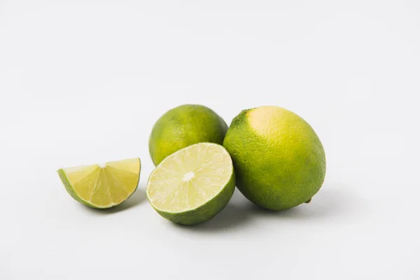 Hele Halve Limoenen Opleggen Witte Achtergrond — Stockfoto