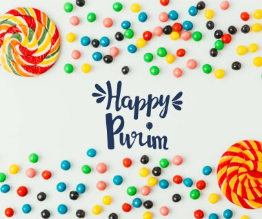 Düzenlenmiş lolipop ve beyaz, purim tatil kavramı izole şekerler Üstten Görünüm