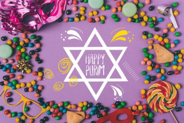 düzenlenen maskeli balo maskeleri, şekerler ve mor, purim tatil kavramı izole çerezleri Üstten Görünüm