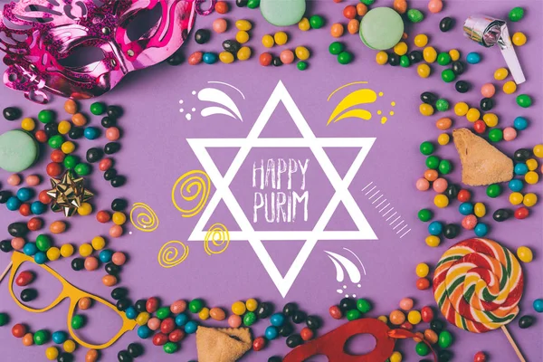 顶部视图的安排化装面具 糖果和饼干孤立的紫色 普珥节假日概念 — 图库照片