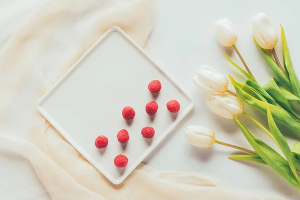 Vue Dessus Framboises Fraîches Mûres Belles Fleurs Tulipes — Photo