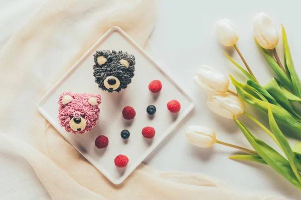 Top View Delicious Muffins Shape Bears Fresh Berries Tulip Flowers — Stock Photo, Image