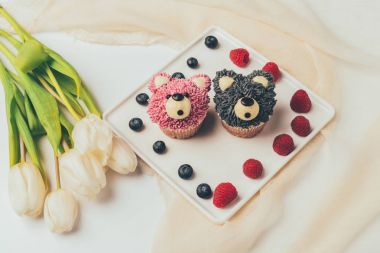 ayılar, taze meyveler ve Lale çiçek şeklinde lezzetli muffins yakından görmek 
