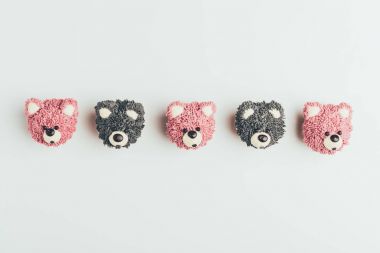 gri izole ayılar şeklinde lezzetli cupcakes Üstten Görünüm