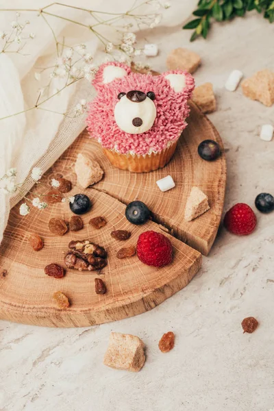 Fából Készült Táblán Finom Muffin Bogyókkal Medve Alakja Kiadványról — Stock Fotó